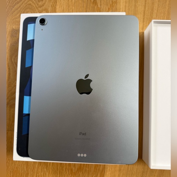 Apple iPad Air 4th Generation in Sky Blue - EUC - Picture 5 of 8